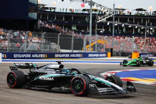 F1, pole e record a Singapore per Russell. Super Antonelli quarto, male le Ferrari