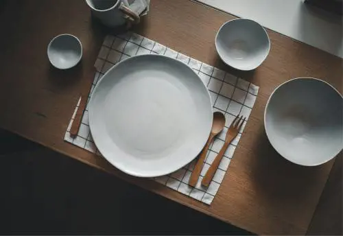 Saltare la cena fa bene? Chi può farlo e chi invece deve evitarlo
