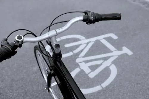 Modena, donna aggredita e violentata lungo la ciclabile: arrestato un ventenne