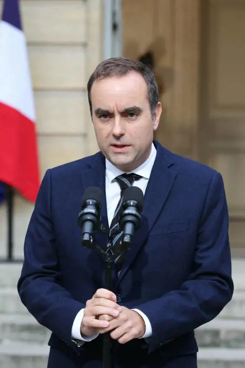 Macron vara il governo Lecornu. Tra la maxi manovra e la censura