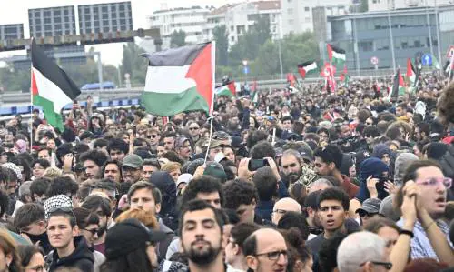 Il paradosso dei sindacati in piazza con i pro Pal