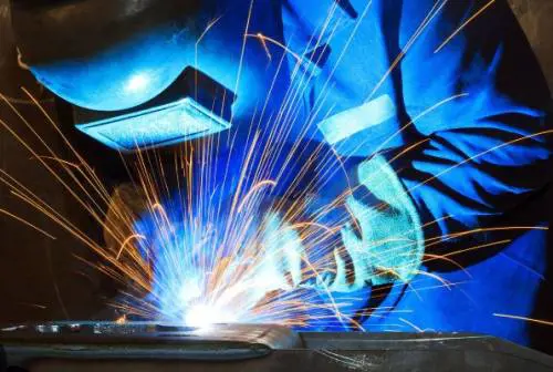 Saldatori introvabili, fabbriche in crisi: mancano 100mila operai all’anno I lavori (faticosi) che nessuno vuole