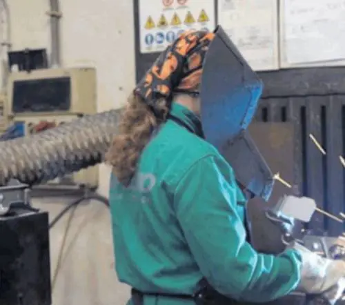 Saldatori introvabili, fabbriche in crisi: mancano 100mila operai all’anno. I lavori (faticosi) che nessuno vuole