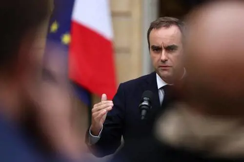 Caos in Francia, Lecornu si dimette, ma Macron resiste: "Tenti ultimi negoziati"