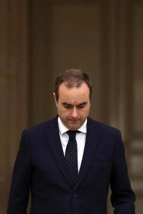 Caos Francia, Lecornu si dimette. L'Eliseo insiste: "Tratti ancora"