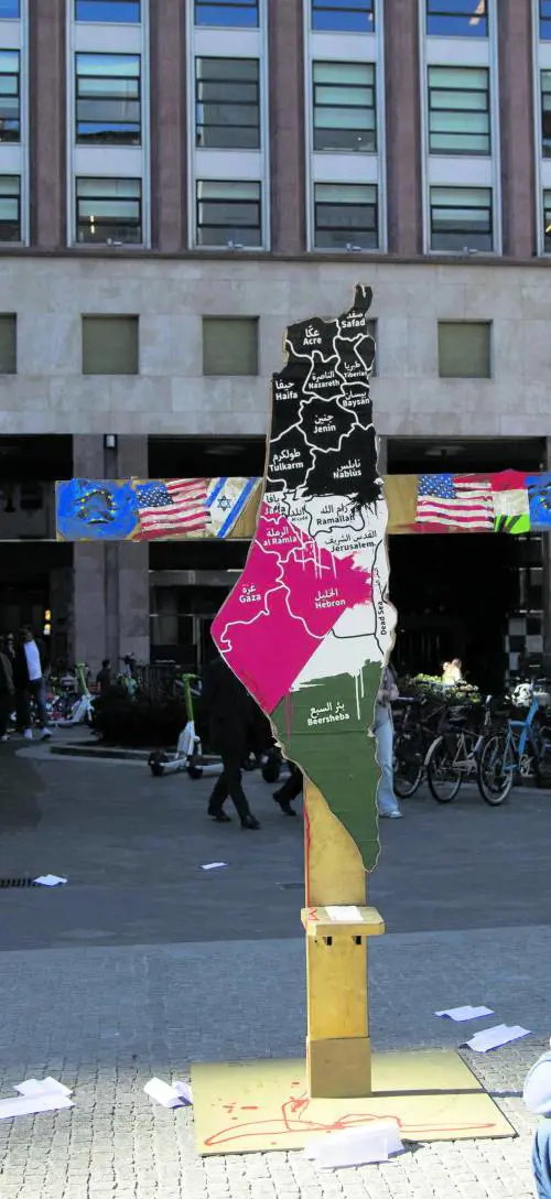Le bandiere sbagliate dei pacifisti anti Occidente