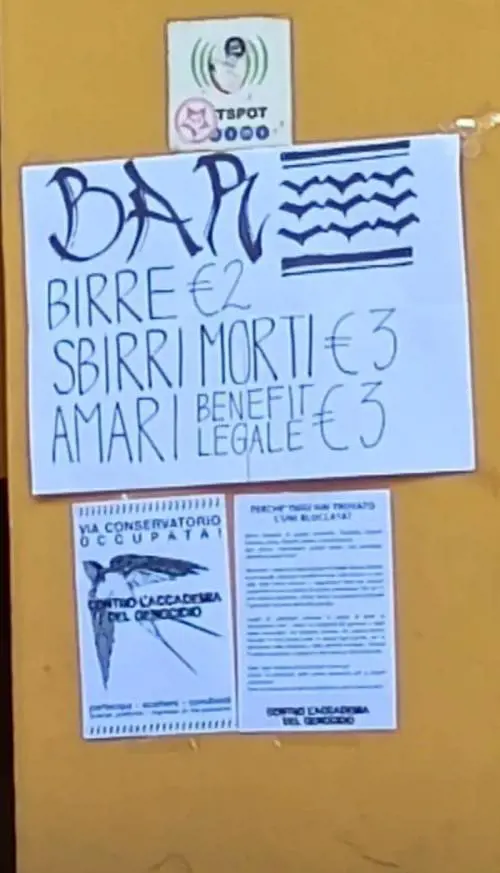 "Sbirri morti 3 euro". Il cartello della vergogna alla Statale occupata