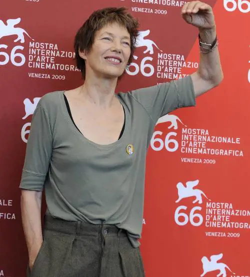 Icone senza tempo: come lo stile di Jane Birkin influenza le over 50