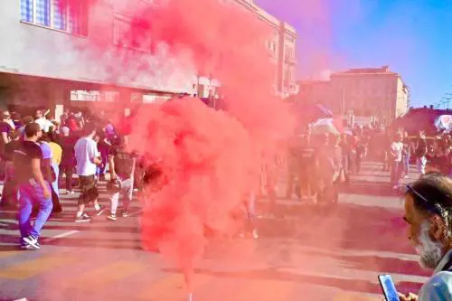 Livorno, odio rosso in piazza: sassi, uova e insulti contro Lega e Forza Italia