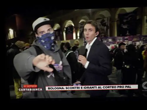 "Levati dal ca..., non devi riprendere". E i pro-Pal aggrediscono la troupe di Cartabianca