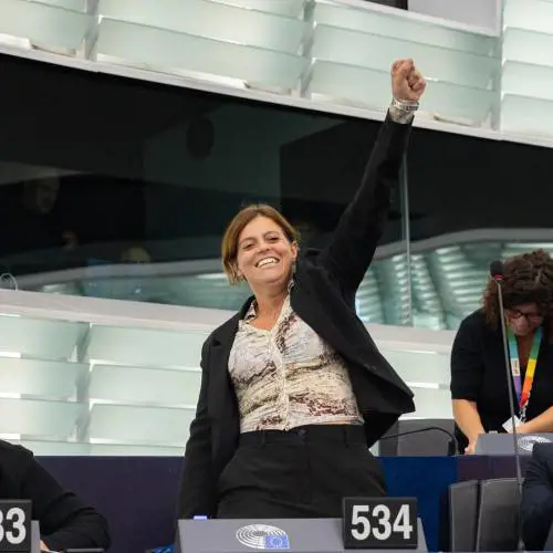 La Salis si salva per un solo voto: non tornerà in cella. L’esultanza in aula a pugno chiuso: "Tutti anti fasciste"