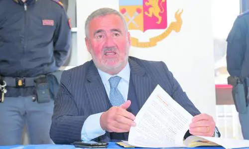 Spioni, sesso e regali. I guai di Venditti