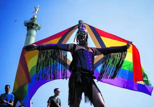 Le follie di Bruxelles: 3,6 miliardi per i gay