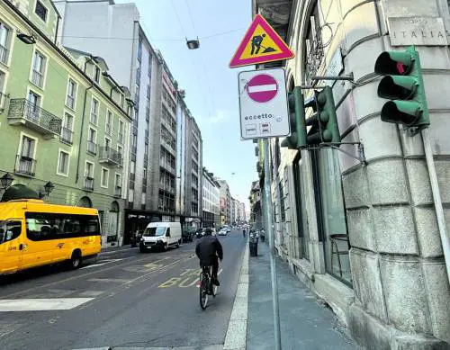 Cerchia dei Navigli, sì alla preferenziale aperta alle moto. Ma il Pd si spacca