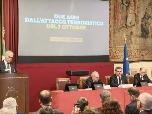 "Oggi giorno storico". Alla Camera si ricorda il 7 ottobre e si "tifa" per la pace