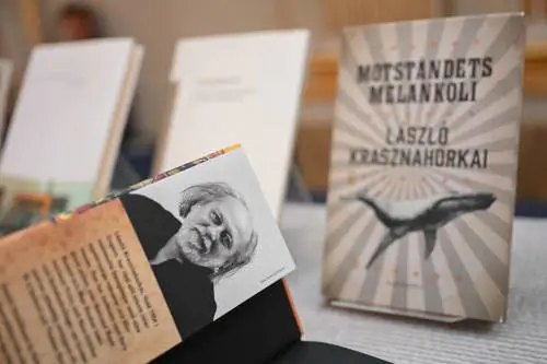 "Ci manca la libertà sotto ogni regime. Ma scrivere è la nostra salvezza"