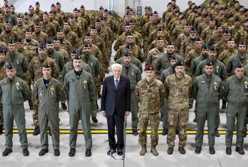Mattarella al fronte Nato rientra scortato dai caccia