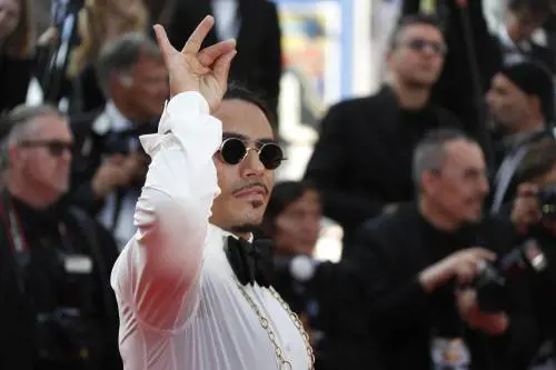 Perdite milionare e ristoranti che chiudono i battenti, scricchiola l'impero di Salt Bae