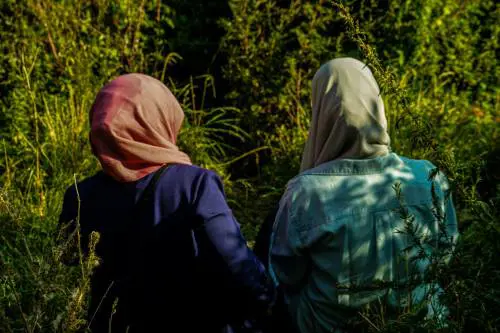 Picchiata perché non indossa il velo (e volevano allontanarla dall'Italia). Il padre: "Metodo educativo"
