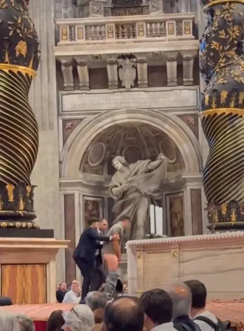 Sfregio a San Pietro: uomo sfugge ai controlli e urina sull'altare sotto gli occhi dei fedeli
