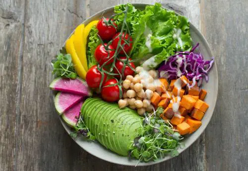 Colesterolo alto dopo i 60 anni: ecco i 10 alimenti che non devono mancare per abbassarlo