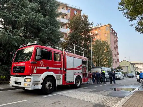Dà fuoco alla sua stanza all'alba. Morto in casa insieme ai genitori