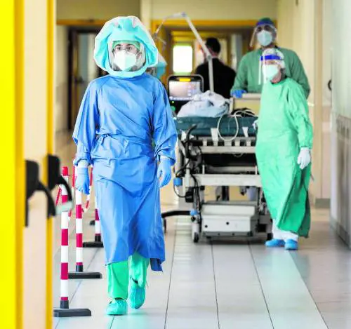 Appello di Pregliasco: "Fragili e over 60 si proteggano dal Covid"