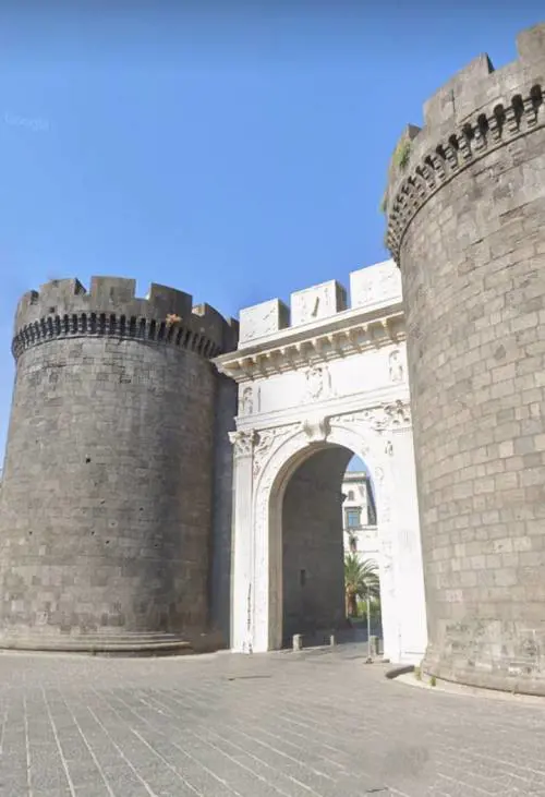 Napoli, lo stupro poi il blitz della folla: così i passanti hanno bloccato lo straniero