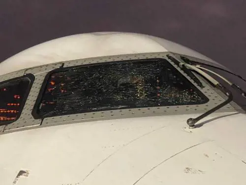 Parabrezza rotto in volo: paura per la Nazionale della Nigeria costretta all'atterraggio d'emergenza