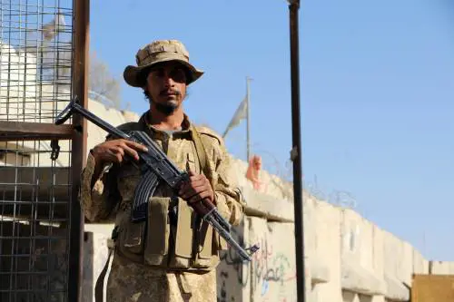 Afghanistan contro Pakistan: notte di guerra al confine, valichi chiusi e minacce di rappresaglia