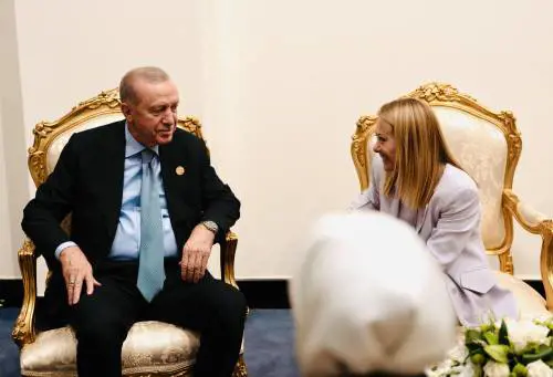 "Devo convincerti a non fumare". Il consiglio di Erdogan a Meloni