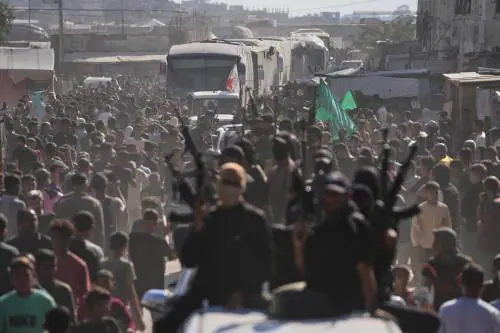 Baci ai terroristi rientrati a Gaza. Festa di pace e voglia di vendetta