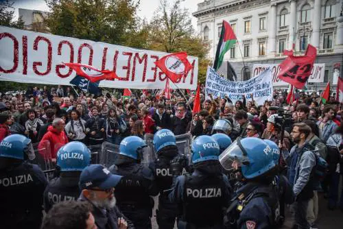 Il gemellaggio con Tel Aviv resta, insulti e scontri pro Pal