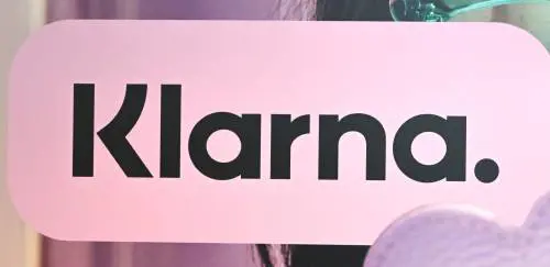 Klarna lancia una carta di debito gratuita per pagare a rate