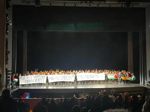 I pro Pal al Maggio Fiorentino. Striscioni sul palco: "Mai più genocidi"
