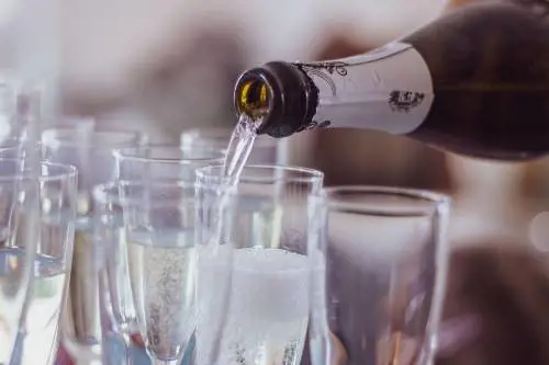 Champagne, qual è la temperatura giusta per berlo e 4 cose da ricordare prima di servirlo