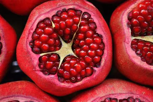 Melograno, il frutto di stagione da mangiare anche in insalata: come aprirlo e prepararlo