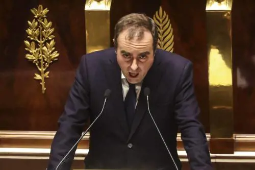 Lecornu si salva con le pensioni. "Nessuna riforma fino al voto"