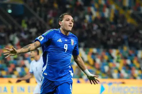 Scontri fuori, fischi dentro. Gli azzurri ad alta tensione conquistano la speranza