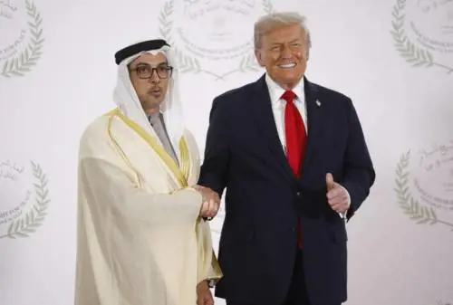 "Tanti soldi, cash illimitati". Chi è lo sceicco al centro della battuta di Trump