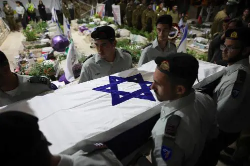 Gaza, Hamas: "Consegnati tutti i corpi". Trump: "Se non rispettano l'accordo, Israele può attaccare"