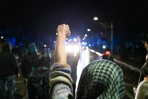 Vergogna a Udine: ancora una volta la sinistra si porta i violenti al seguito