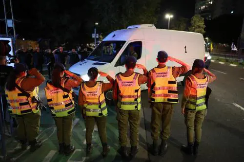 Il rientro dei corpi col contagocce. Tel Aviv: "Nessun compromesso"