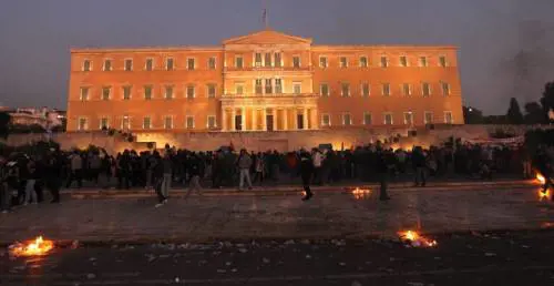 La via della Grecia per alzare i salari: la giornata di lavoro diventa di 13 ore
