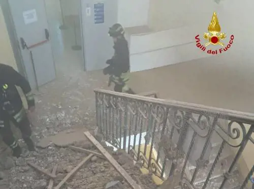 Paura in una scuola di Roma, crolla il soffitto: studenti fatti evacuare, alcuni sono stati soccorsi