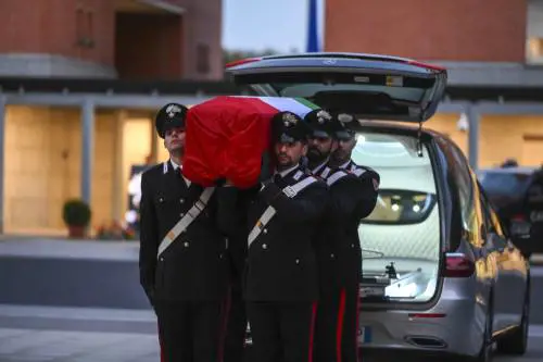 L'arrivo delle salme alla camera ardente dei tre carabinieri. Foto Alessandra Lazzarotto