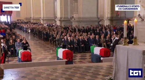 L'ultimo saluto ai carabinieri morti a Castel D'Azzano. Il vescovo: "Hanno servito la patria con amore"