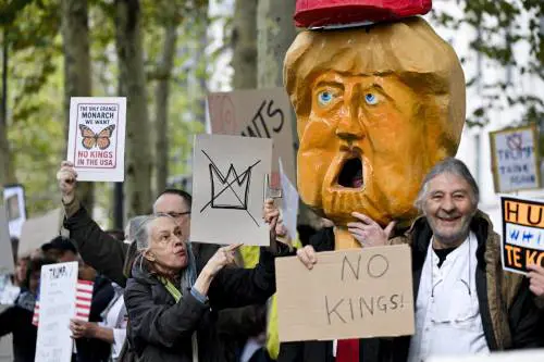 Usa, 2.700 proteste "No Kings" contro Trump. Lui replica: "Non sono un re"