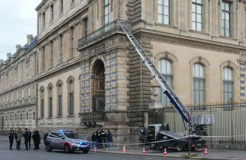 Ecco il montacarichi usato dai ladri per la rapina al Louvre: guarda le foto 