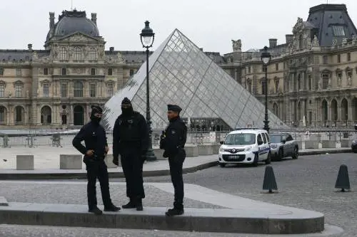 "Battevano colpi sul vetro". La paura dei visitatori del Louvre durante la rapina